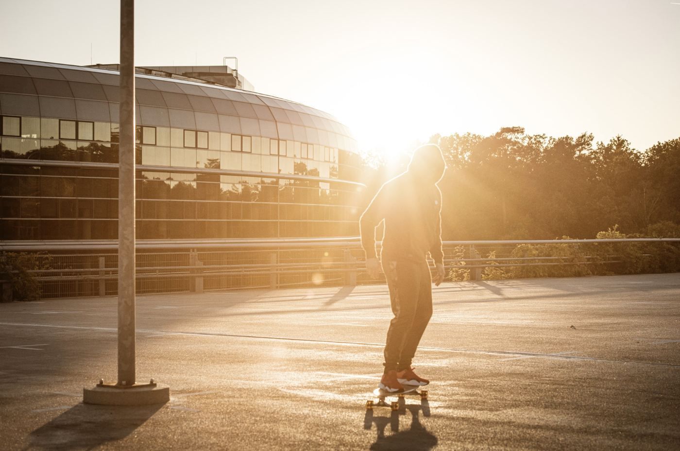 Sporthypnose für mentale Stärke: Skateboarder im Gegenlicht der Abendsonne